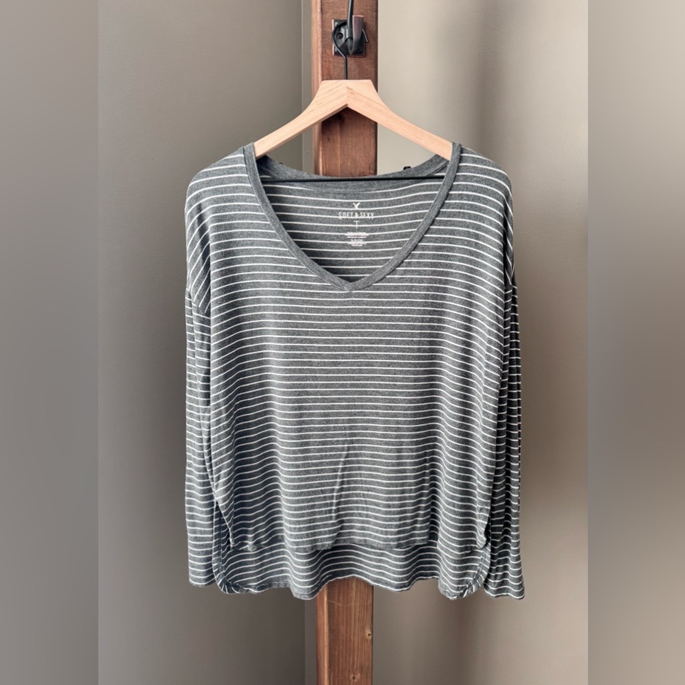 American Eagle Soft & Sexy V-Neck Long Sleeve Tee Grey White Stripes Size Small